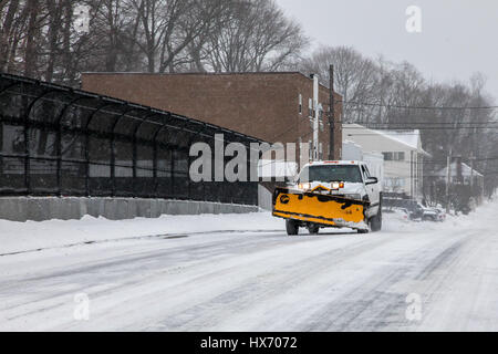 Norwalk, Connecticut, Stati Uniti d'America, 27 gennaio: Aratro camion su West Cedar Street dopo la tempesta di neve a Norwalk il 2 gennaio 2015 Foto Stock