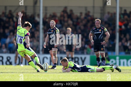 Vendita squali' Mike Haley aiuta a tenere ferma la palla nel vento per il compagno di squadra Alan MacGinty (sinistra) come egli calci una penalità durante la Aviva Premiership corrispondono a Sandy Park, Exeter. Foto Stock