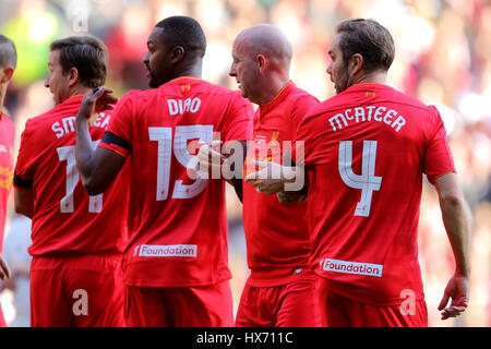 Di Liverpool Salif Diao (seconda a sinistra), Gary McAllister (centro) e Jason McAteer (a destra) durante la carità corrispondono ad Anfield, Liverpool. Foto Stock