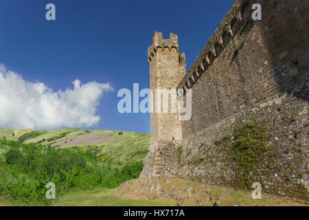 La parete e la torretta di un castello medievale in Toscana, Italia Foto Stock