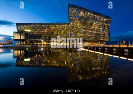 Harpa Concert Hall esterno con la riflessione in piscina al tramonto, Reykjavik, Islanda Foto Stock