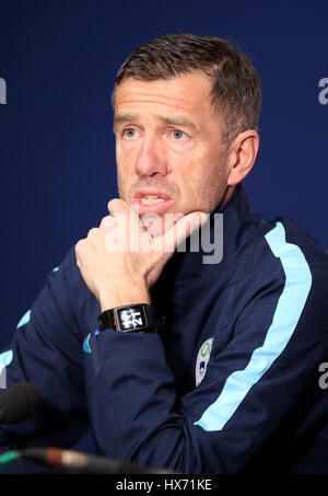 Manager sloveno Srecko Katanec durante la conferenza stampa a Hampden Park, Glasgow. Foto Stock