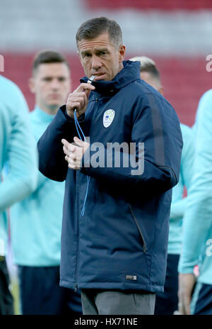 Manager sloveno Srecko Katanec durante la sessione di formazione all'Hampden Park, Glasgow. Foto Stock