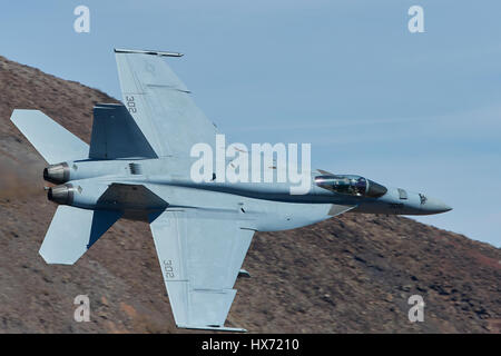 Marina degli Stati Uniti F/A-18E Super Hornet battenti lungo Rainbow Canyon (Star Wars Canyon), California, Stati Uniti d'America. Foto Stock