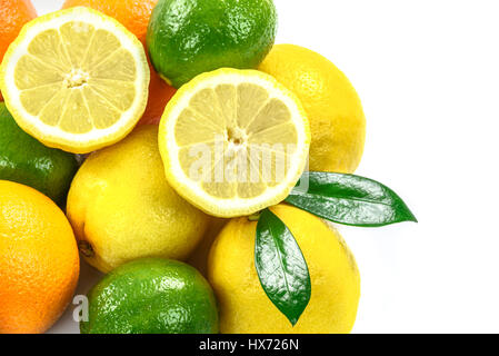 Scatto dall'alto di diversi frutti tropicali raccolta su sfondo bianco. Foto Stock