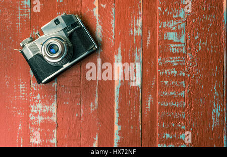 Bencini Comet S, 127 pellicola in rotolo, telecamera c1950 sul dipinto di blu e rosso di tavole di legno Foto Stock