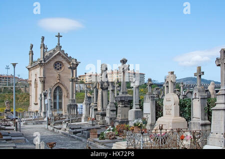 PALMA DE MALLORCA, Spagna - 23 Marzo 2017: Tanatori figlio Valenti Palma cappella del cimitero e lapidi sulla parete su Marzo 23, 2017 in Palma di Mallorca, Spa Foto Stock