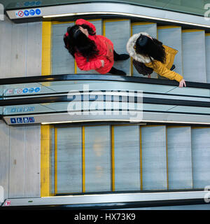 Vista panoramica di due donne in rosso e giallo giacche escalator di equitazione Foto Stock