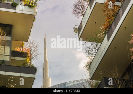 Torre Unicredit visto dal Bosco Verticale (miglior edificio alto in tutto il mondo) Foto Stock