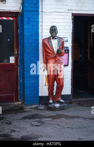 Life-size cold-cast poli-resina e fibre di vetro modello 3D/figura del Jazz cantante e trombettista Louis Armstrong Foto Stock