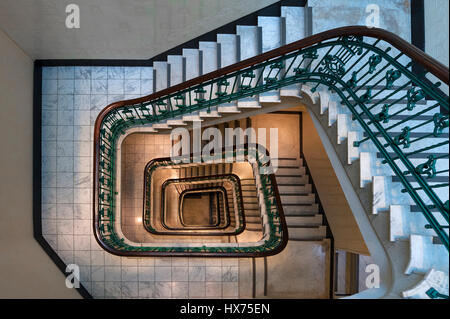 Vecchia scala in un ex edificio per uffici, Amburgo, Germania Foto Stock