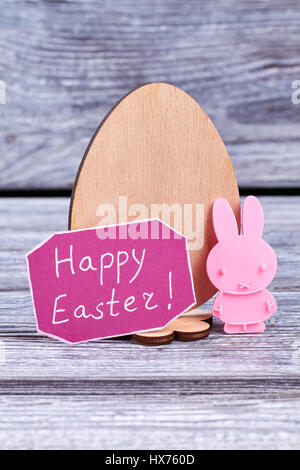 Uovo di legno compensato, felice Pasqua card. Foto Stock