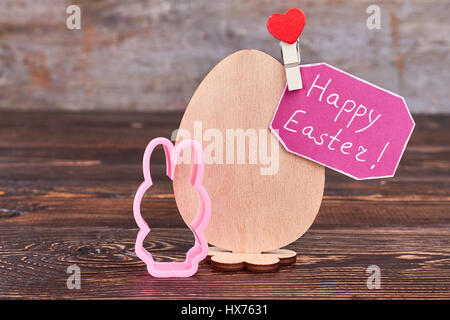 Felice Pasqua card, uovo di legno compensato. Foto Stock