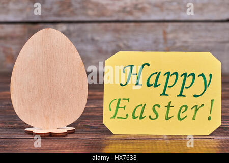 Intaglio legno compensato uovo Easter card. Foto Stock