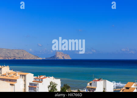 Vista da Altea attraverso il Mar Mediterraneo verso il Penon de Ifach rock in background, Costa Blanca, Spagna Foto Stock