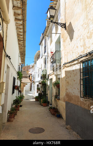 Tipica strada in sella, tradizionale villaggio di montagna, regione di Alicante, Spagna Foto Stock