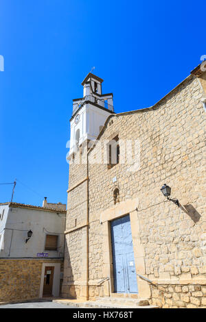 Placa Major e il villaggio locale chiesa in sella, tradizionale villaggio di montagna, regione di Alicante, Spagna Foto Stock