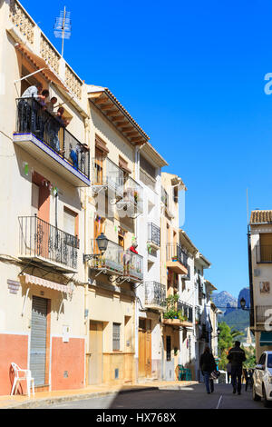 Tipica strada in sella, tradizionale villaggio di montagna, regione di Alicante, Spagna Foto Stock