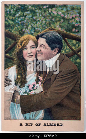 Illustrazione della foto di un uomo che abbraccia una donna e baluginare, Inghilterra vittoriana risalente al 1910, da un inglese di cartolina. Foto Stock