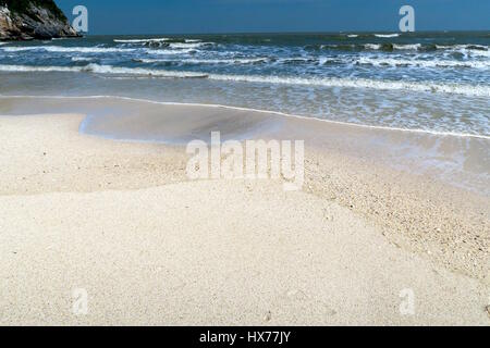 Una più bella spiaggia del sud della Thailandia Foto Stock