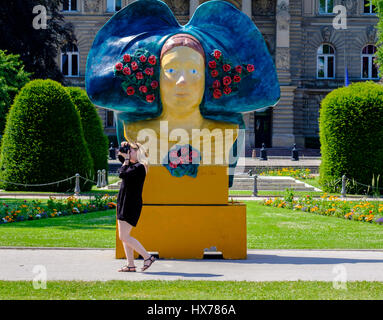 "Rose-Marianne, la Rosière du Kochersberg' scultura da Jean Claus 2007, Arte di strada, Strasburgo, Alsazia, Francia, Europa Foto Stock