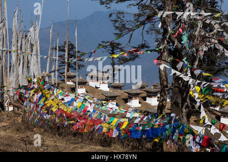 La 108 Druk Wangyal Khang Zhang Chortens o stupa, sono un sacro Bhuddist memorial. Essi sono di colore rosso-band o khangzang chortens e sono situati su un hi Foto Stock