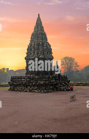 Tempio di Prambanan vicino a Yogyakarta sull isola di Giava, in Indonesia asia al tramonto Foto Stock