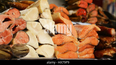 Mercato Agricolo - assortimento di pesce salato e affumicato di colore rosso e bianco (salmone, balyk) Foto Stock