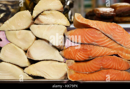 Mercato Agricolo - assortimento di pesce salato e affumicato di colore rosso e bianco (salmone, balyk) Foto Stock