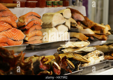 Mercato Agricolo - assortimento di pesce salato e affumicato di colore rosso e bianco (salmone, balyk) Foto Stock