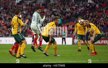 L'Inghilterra del dele Alli (centro sinistra) in azione durante la Coppa del Mondo di match di qualificazione allo Stadio di Wembley, Londra. Foto Stock