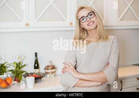 Giovane bella donna di casa. Ritratto di interni Foto Stock