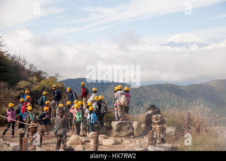Scuola escursionismo e incontrare il Monte Fuji Foto Stock