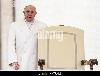 Papa Francesco passeggiate alla sua sedia all inizio dell udienza generale in Piazza San Pietro in Vaticano con: Papa Francesco dove: Roma, Italia Quando: 22 Feb 2017 Credit: IPA/WENN.com * * disponibile solo per la pubblicazione in UK, USA, Germania, Austria, Svizzera** Foto Stock