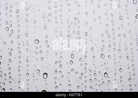Raindrop modello sulla finestra Foto Stock