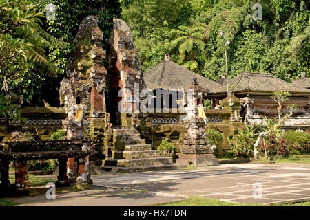 La porta di pietra in Pura Tirta Empul, tempio di Ubud, Bali Foto Stock