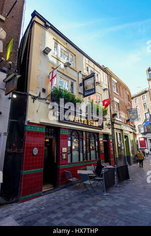 Stella Bianca public house, un pub vittoriano chiamato dopo una spedizione di Liverpool linea dove i Beatles usato per bere dopo la riproduzione nelle vicinanze Cavern Club Foto Stock