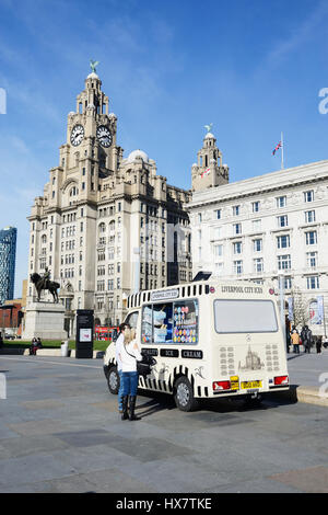 Ice Cream van parcheggiato presso la trafficata località turistica, Pier Head, in Liverpool di fronte Liverpools più edifici iconici. Foto Stock