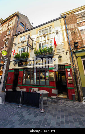 Stella Bianca public house, un pub vittoriano chiamato dopo una spedizione di Liverpool linea dove i Beatles usato per bere dopo la riproduzione nelle vicinanze Cavern Club Foto Stock