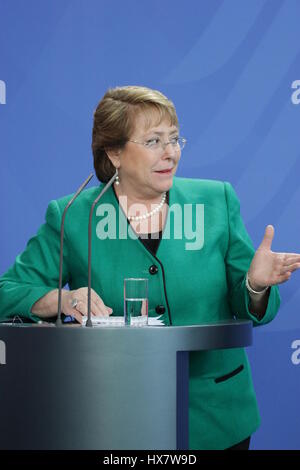 Berlino, Germania, Ottobre 27th, 2014: Presidente del Cile Michelle Bachelet comune dà comunicato stampa con il Cancelliere Angela Merkel. Foto Stock