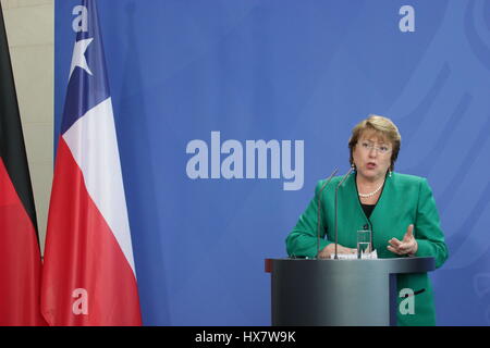 Berlino, Germania, Ottobre 27th, 2014: Presidente del Cile Michelle Bachelet comune dà comunicato stampa con il Cancelliere Angela Merkel. Foto Stock