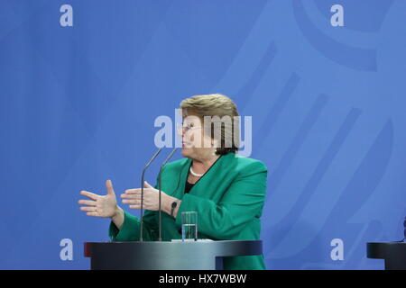 Berlino, Germania, Ottobre 27th, 2014: Presidente del Cile Michelle Bachelet comune dà comunicato stampa con il Cancelliere Angela Merkel. Foto Stock