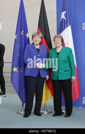 Berlino, Germania, Ottobre 27th, 2014: Presidente del Cile Michelle Bachelet comune dà comunicato stampa con il Cancelliere Angela Merkel. Foto Stock