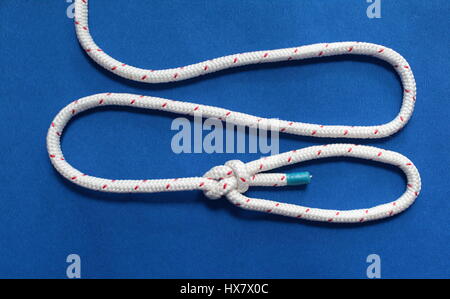 Nodo mare loop knot contro sfondo blu Foto Stock