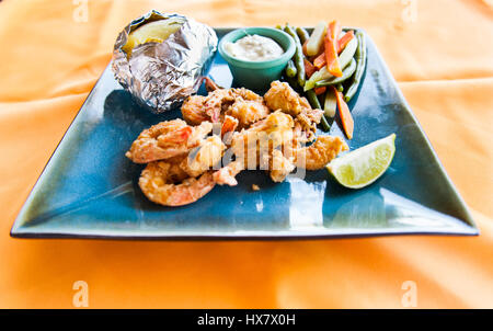 Caraibi gamberetti, patate al forno e verdure Foto Stock