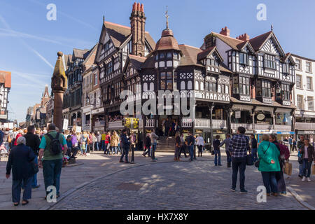 La Folla di acquirenti e visitatori nell'angolo di Eastgate Street e Bridge Street Foto Stock