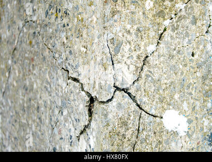 Calcestruzzo grunge muro di cemento con crack in edificio industriale, grande per il tuo design e texture di sfondo Foto Stock