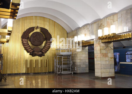 San Pietroburgo, Russia - Marzo 7, 2014: emblema di una Unione Sovietica nella decorazione di interni stazione della metropolitana. Lo stemma di una Unione Sovietica in interni stazione della metropolitana. Foto Stock