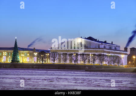 San Pietroburgo, Russia sputo di Isola Vasilyevsky vecchio edificio dello Stock Exchange illuminazione a LED facciata del nuovo anno vacanze inverno sera. Foto Stock