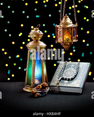 Una collezione di celebrazione del Ramadan simboli, Lanterna, date e Corano Foto Stock
